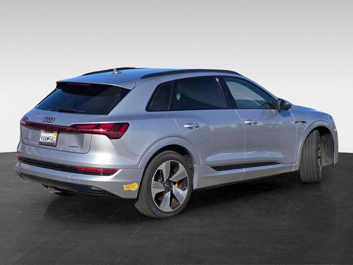 2022 Audi e-tron Premium Plus