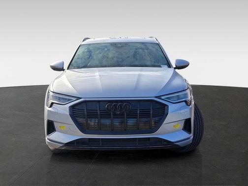 2022 Audi e-tron Premium Plus