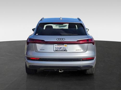 2022 Audi e-tron Premium Plus