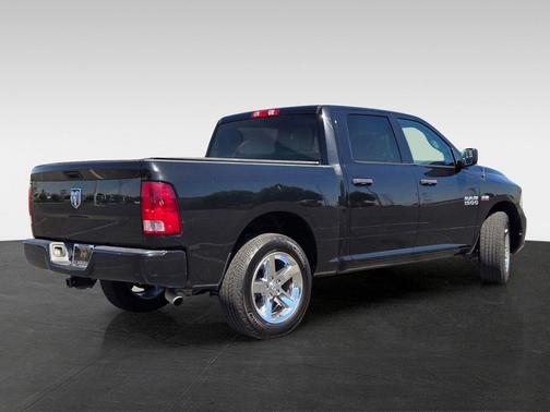 Brilliant Black Crystal Pearlcoat 2018 RAM 1500 Express