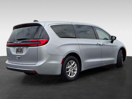 Silver Mist Clearcoat 2024 Chrysler Pacifica Touring L
