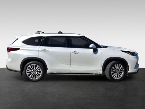 2023 Toyota Highlander Hybrid Platinum