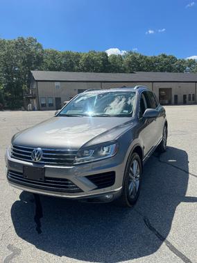 Platinum grey metallic 2016 Volkswagen Touareg VR6 Sport w/Technology