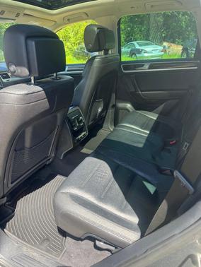 Platinum grey metallic 2016 Volkswagen Touareg VR6 Sport w/Technology