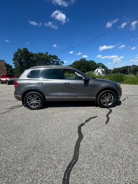 Platinum grey metallic 2016 Volkswagen Touareg VR6 Sport w/Technology