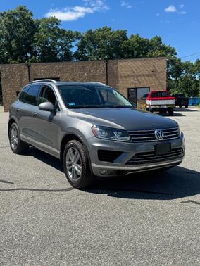 Platinum grey metallic 2016 Volkswagen Touareg VR6 Sport w/Technology
