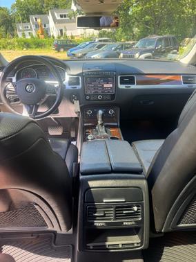 Platinum grey metallic 2016 Volkswagen Touareg VR6 Sport w/Technology