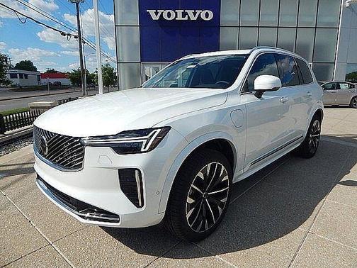 Crystal White 2025 Volvo XC90 Plus