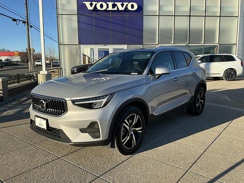 2025 Volvo XC40 Core