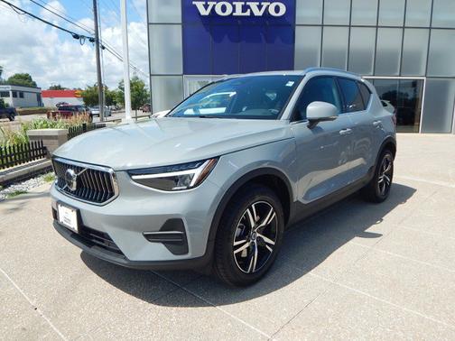 2025 Volvo XC40 Core Bright Theme