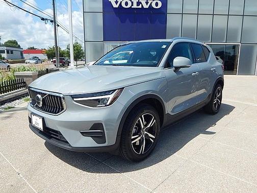 2025 Volvo XC40 Core Bright Theme