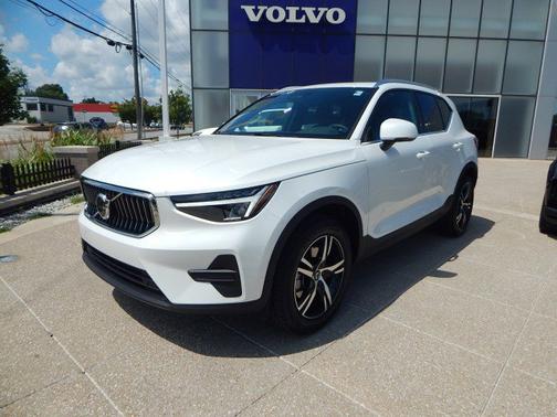 2025 Volvo XC40 Core Bright Theme