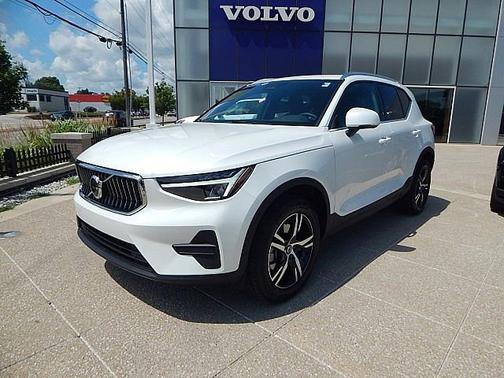 2025 Volvo XC40 Core Bright Theme