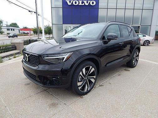 2025 Volvo XC40 B5 Plus Dark Theme