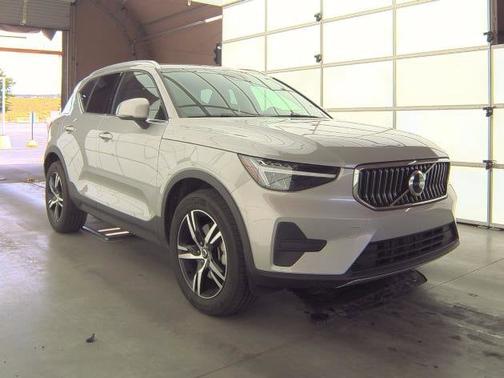 2025 Volvo XC40 Core Bright Theme