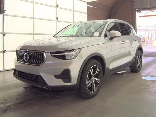 2025 Volvo XC40 Core Bright Theme