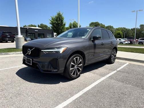 2023 Volvo XC60 Plus Dark Theme