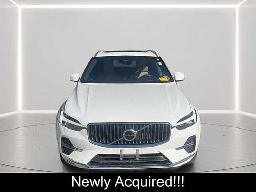 Crystal White 2022 Volvo XC60 Inscription