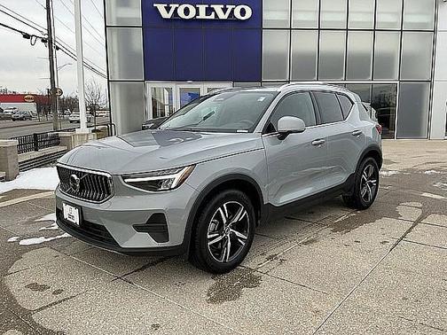 2025 Volvo XC40 Core