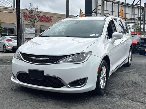 Bright White Clearcoat 2017 Chrysler Pacifica Touring-L