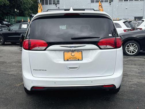 Bright White Clearcoat 2017 Chrysler Pacifica Touring-L