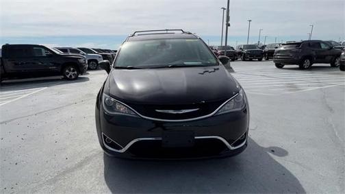 Photo 3 of 26 of 2017 Chrysler Pacifica Touring-L
