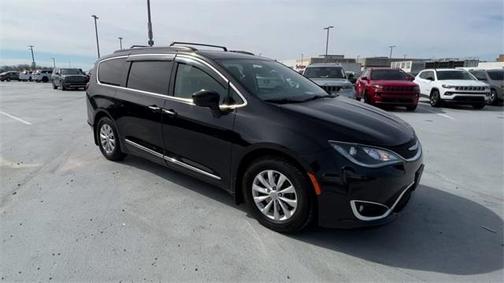 Photo 2 of 26 of 2017 Chrysler Pacifica Touring-L