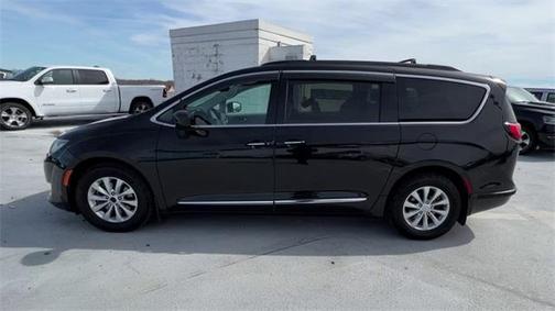 Photo 5 of 26 of 2017 Chrysler Pacifica Touring-L