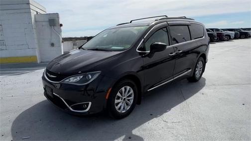 Photo 4 of 26 of 2017 Chrysler Pacifica Touring-L