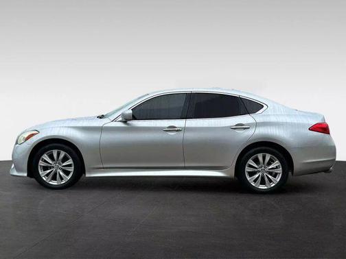 2011 INFINITI M56x Base