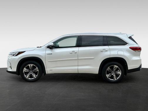 White 2019 Toyota Highlander Hybrid Limited Platinum