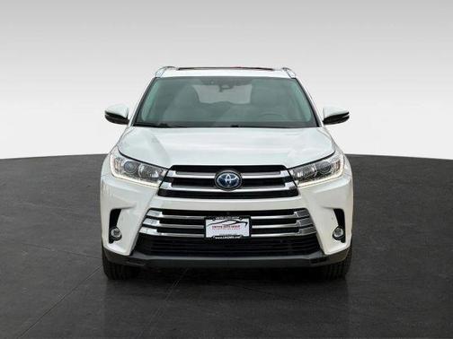 White 2019 Toyota Highlander Hybrid Limited Platinum