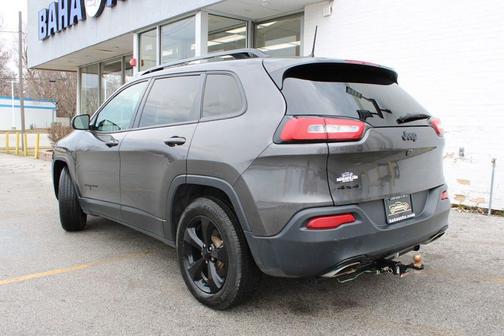 Photo 4 of 43 of 2018 Jeep Cherokee Latitude
