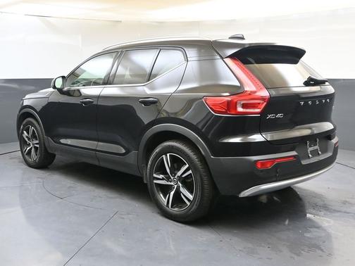 2025 Volvo XC40 B5 Core Bright Theme