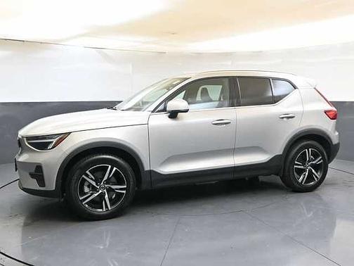 2025 Volvo XC40 Core