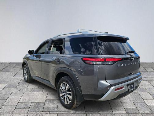2022 Nissan Pathfinder SL 2WD