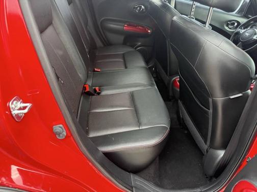 Red 2015 Nissan Juke SL