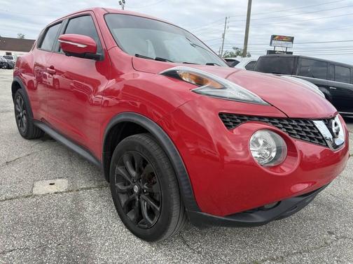 Red 2015 Nissan Juke SL