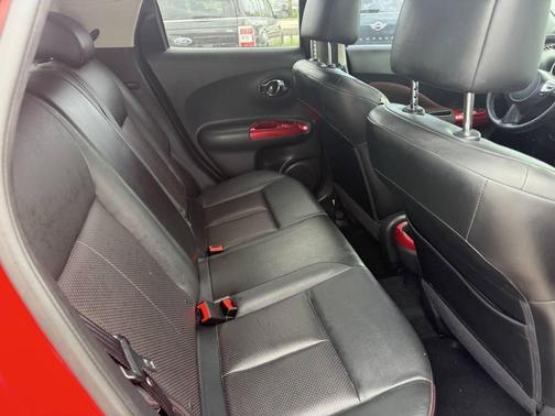 Red 2015 Nissan Juke SL