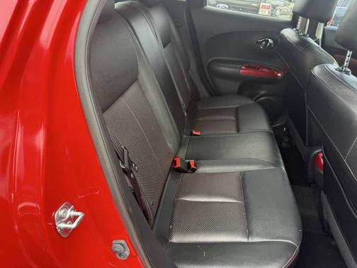 Red 2015 Nissan Juke SL