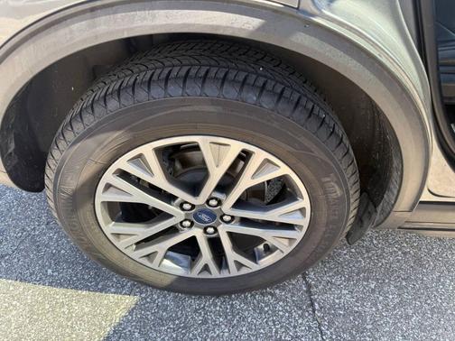 Carbonized Gray Metallic 2021 Ford Escape SEL