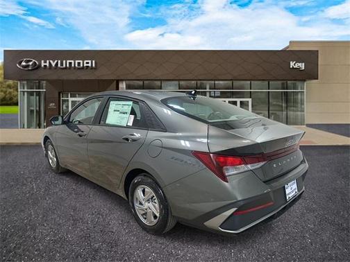 2025 Hyundai ELANTRA SE