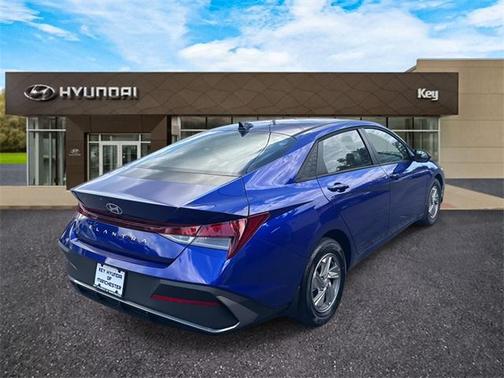 2025 Hyundai ELANTRA SE