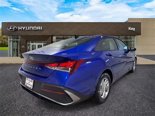 2025 Hyundai ELANTRA SE