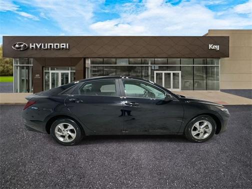 2022 Hyundai ELANTRA SE
