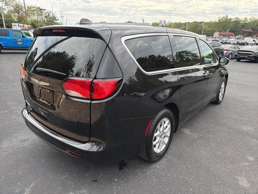 2022 Chrysler Voyager LX