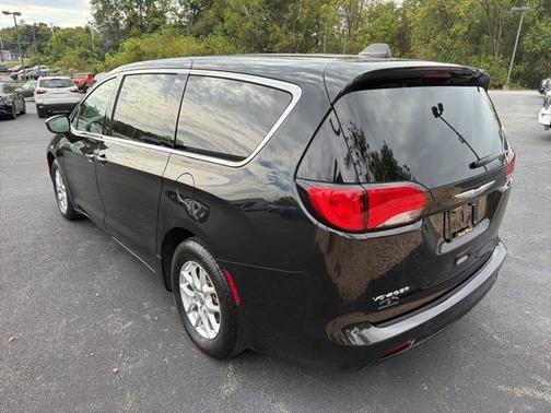2022 Chrysler Voyager LX