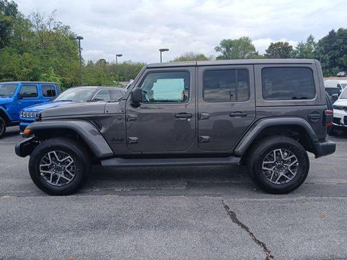 Granite Crystal Metallic Clearcoat 2025 Jeep Wrangler 4-Door Sahara 4x4