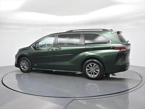 2021 Toyota Sienna XLE 8 Passenger