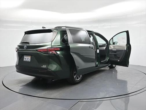 2021 Toyota Sienna XLE 8 Passenger